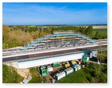 photo d'un bâtiment recouvert d'un échaffaudage