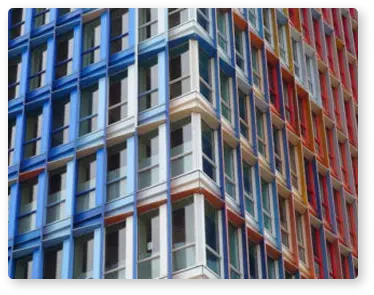 photo de l'extérieur d'un immeuble en béton