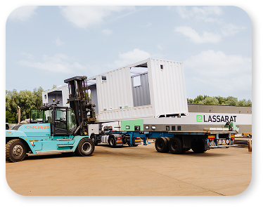 photo d'un chariot élévateur déplaçant un container