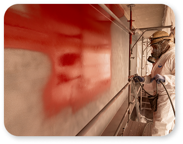 photo d'un ouvrier en train de peindre un mur